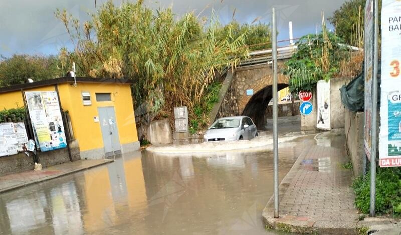 Allagato il sottopassaggio ferroviario di Caulonia Marina a causa della pioggia