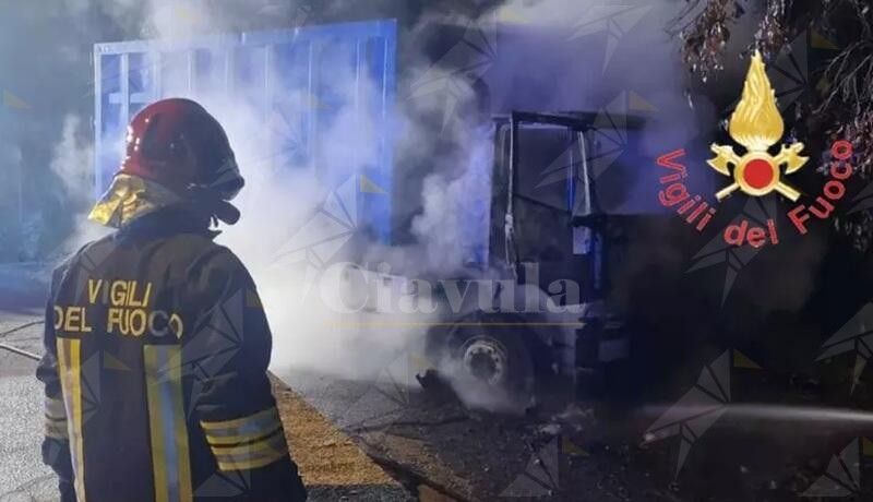 In fiamme un camion della nettezza urbana nel catanzarese, non si esclude la matrice dolosa