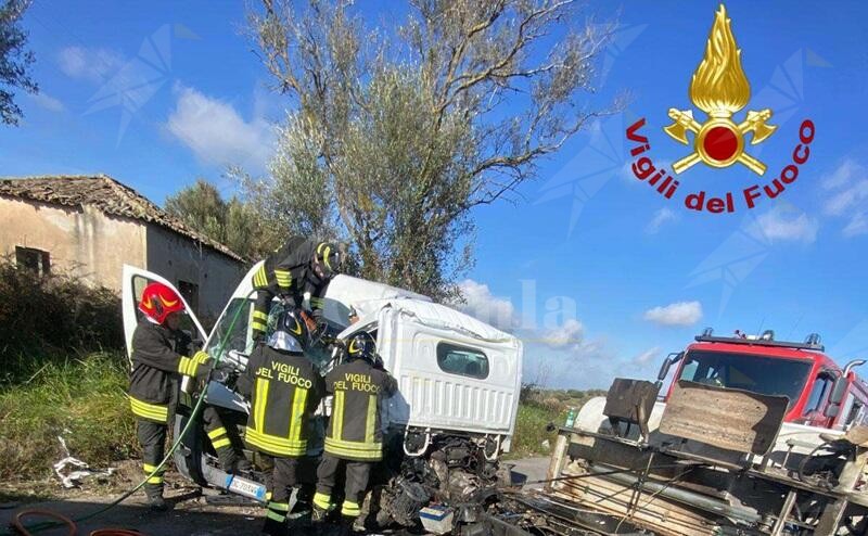 Incidente stradale nel vibonese: i Vigili del Fuoco liberano dalle lamiere uno dei conducenti coinvolti