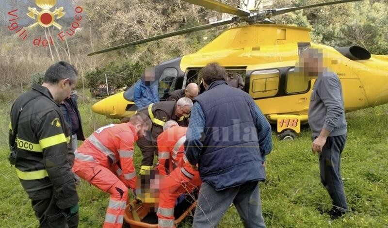 Scivola durante un’escursione tra i boschi e si frattura le gambe: interviene l’elisoccorso