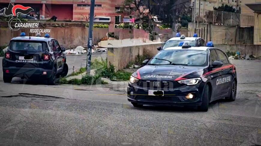 Controlli nel quartiere Arghillá di Reggio Calabria, denunciati due uomini sorpresi a maneggiare un fucile