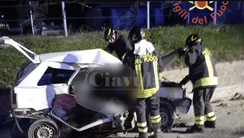 Tragico scontro fra due auto sulla SS106: un morto e un ferito grave