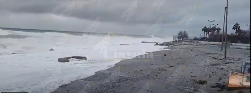 Mare mosso a Caulonia, raggiunti i campetti sportivi – Il video