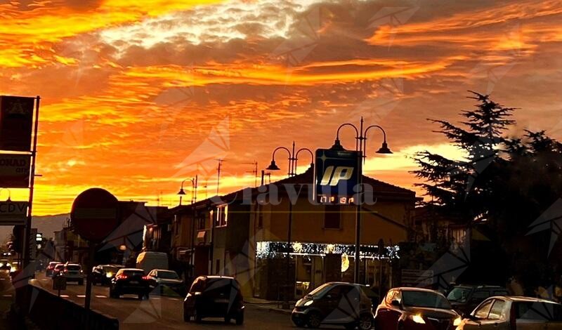 Cambiando Prospettiva: tramonto infuocato su Caulonia