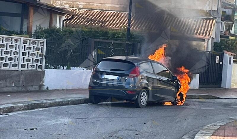 Auto in fiamme a Caulonia Marina