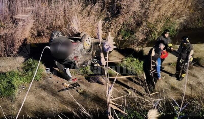 Tragedia sfiorata in Calabria: auto si ribalta e si ferma a un passo da un canalone pieno d’acqua