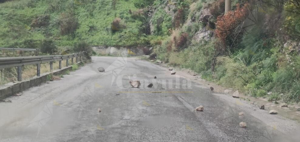 Caduta di massi sulla strada che collega Caulonia centro ad Ursini