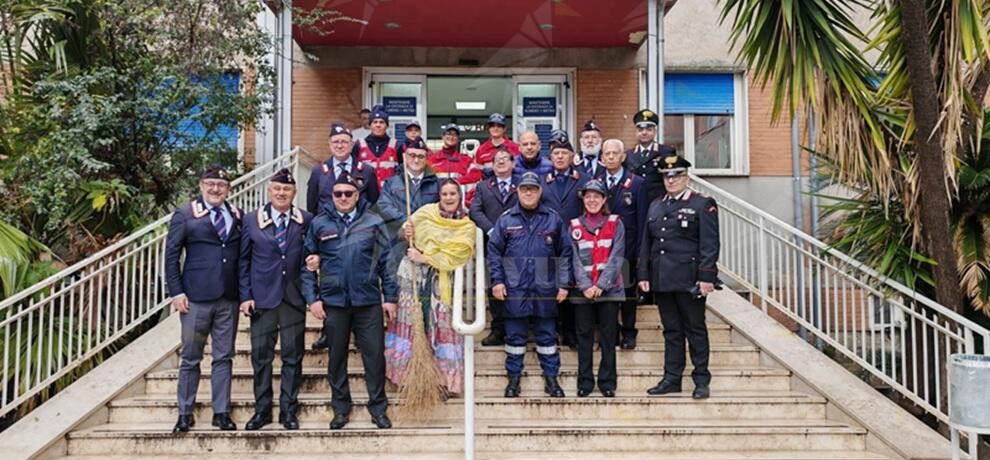 Carabinieri in servizio e in pensione regalano sorrisi e doni ai bambini ricoverati all’ospedale di Polistena