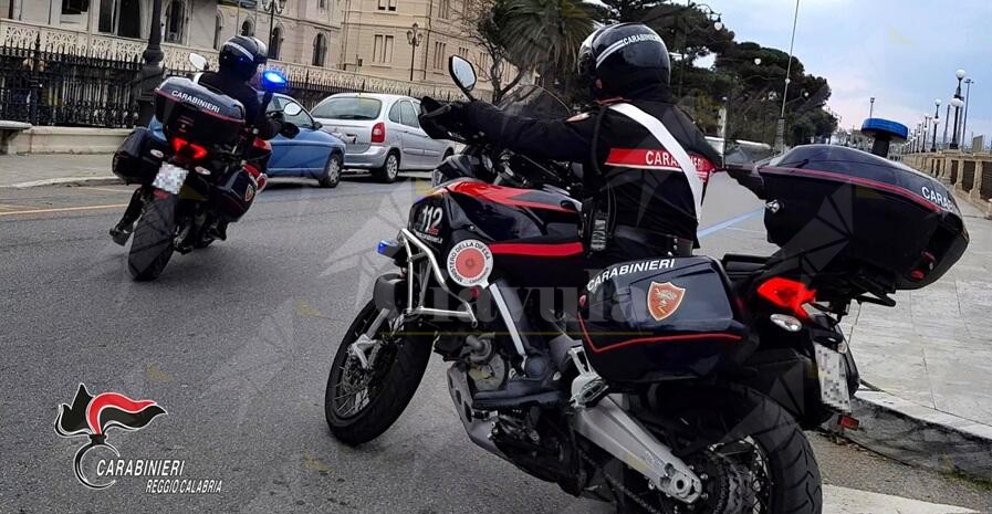 Minaccia la compagna e le figlie e tenta di entrara in casa con la forza. Arrestato per resistenza a pubblico ufficiale