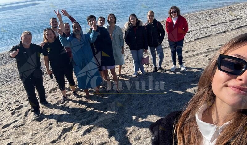 Stignano inaugura il nuovo anno con un tuffo in mare