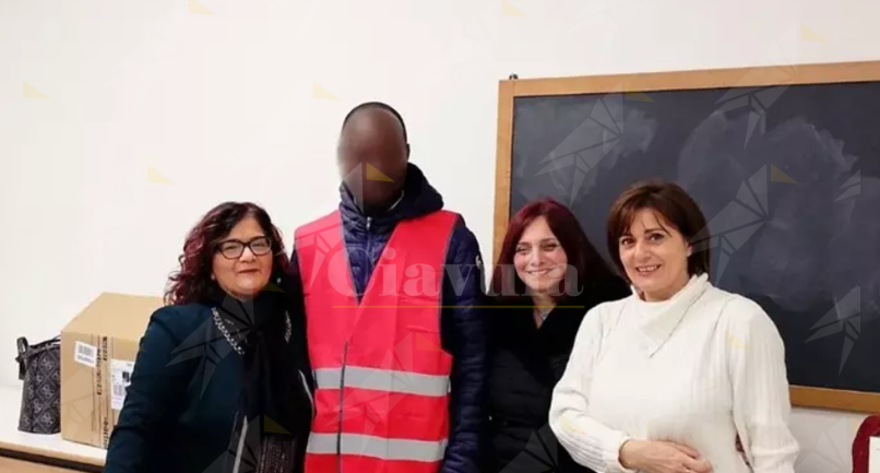 Giubbotti catarifrangenti donati dalla Cooperativa Agorà Kroton ai migranti che percorrono a piedi la SS106