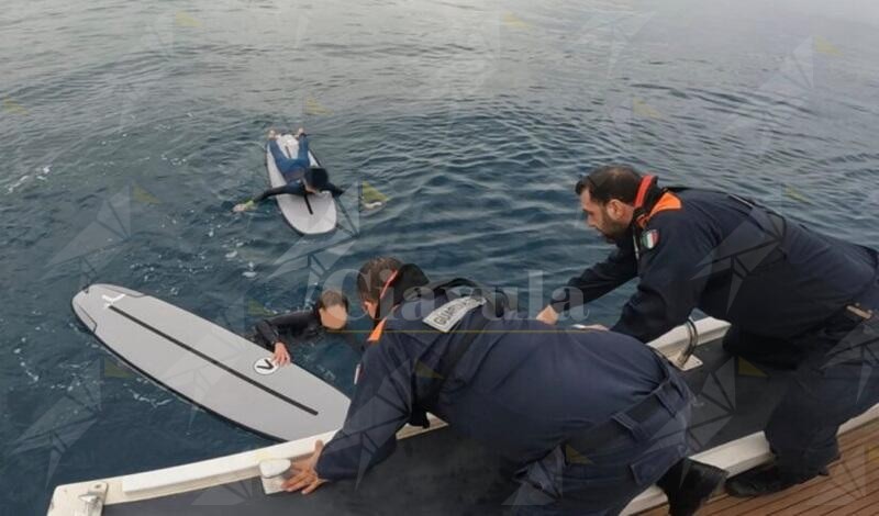 Calabria, la Guardia Costiera soccorre due surfisti tedeschi in difficoltà