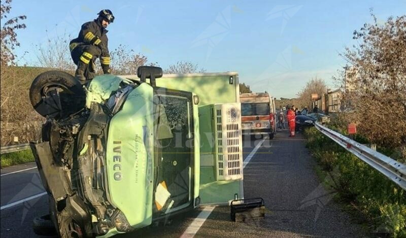 Scontro tra un’auto e un furgone sulla SS106, un ferito