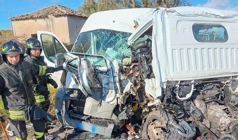 Violento frontale tra un camion dei rifiuti e un furgone: due feriti gravi