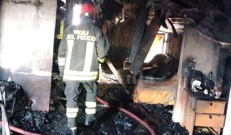 Paura in Calabria, incendio distrugge una mansarda: intervengono i Vigili del Fuoco