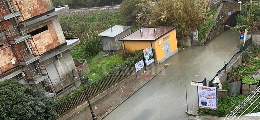 Allagato il sottopassaggio ferroviario di Caulonia marina – Le foto