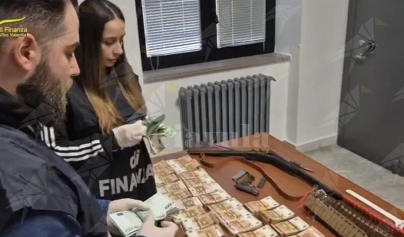 In casa con armi clandestine e 126 mila euro in contanti, arrestato un uomo in Calabria