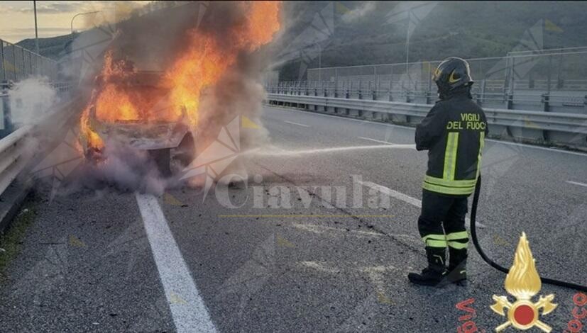 Furgone in fiamme sulla Statale 106: intervengono i Vigili del Fuoco