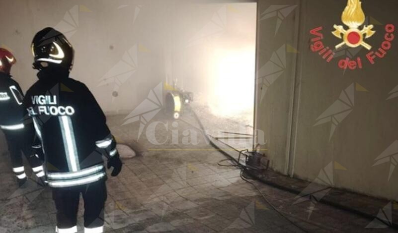 Incendio nel garage di una palazzina in Calabria, intervengono i Vigili del Fuoco