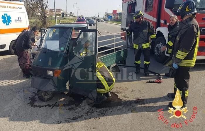 Motocarro Ape si ribalta dopo lo scontro con un’auto sulla ss 106