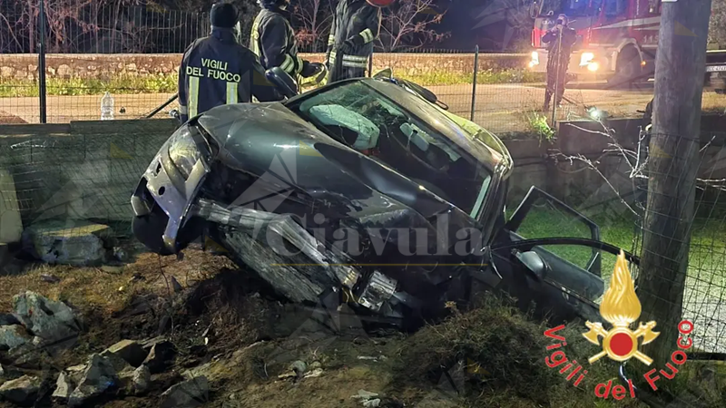 Esce fuori strada con l’auto e si schianta contro un muro. Ferito un 21enne a Sellia marina