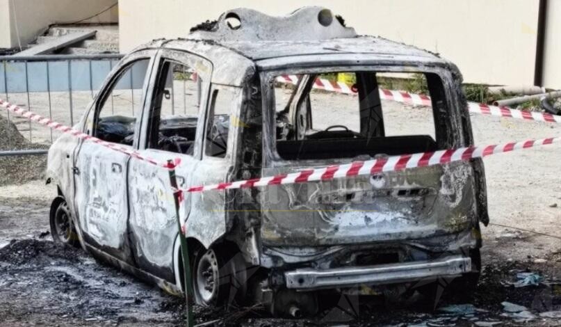 Calabria, incendiata l’auto di servizio della polizia locale