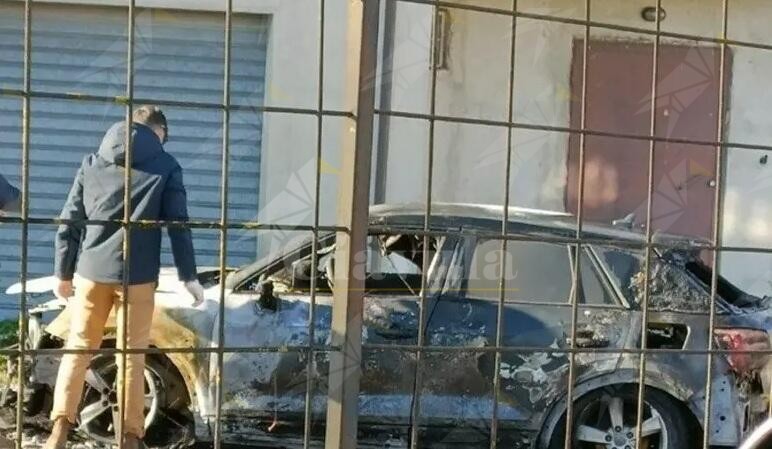 In fiamme l’auto del sindaco di Serra San Bruno. Indagini in corso, prevale la pista dolosa