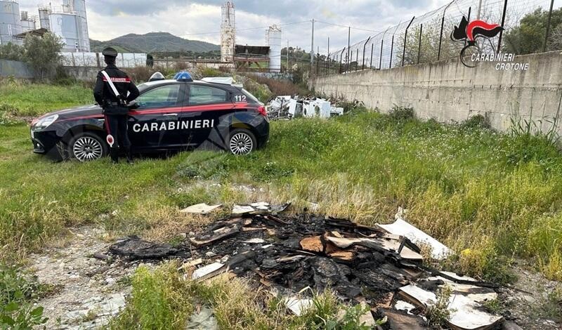 Discariche abusive e rifiuti incendiati, controlli a tappeto dei Carabinieri nel crotonese