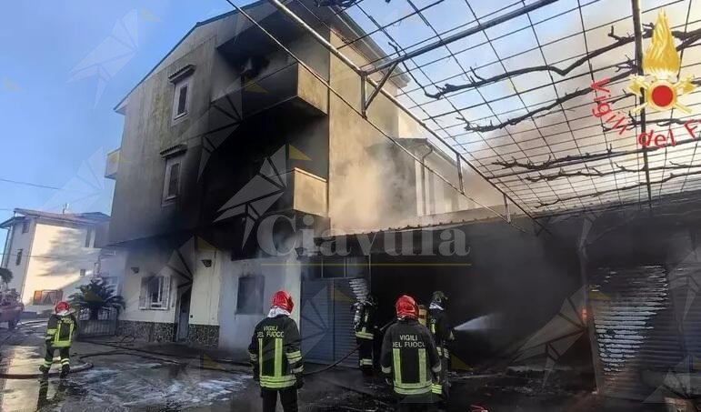 Incendio in un magazzino nel catanzarese. Ustionato un uomo