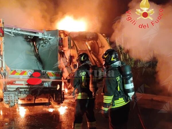 In fiamme 10 automezzi in un parcheggio comunale di Tropea. Non si esclude nessuna ipotesi