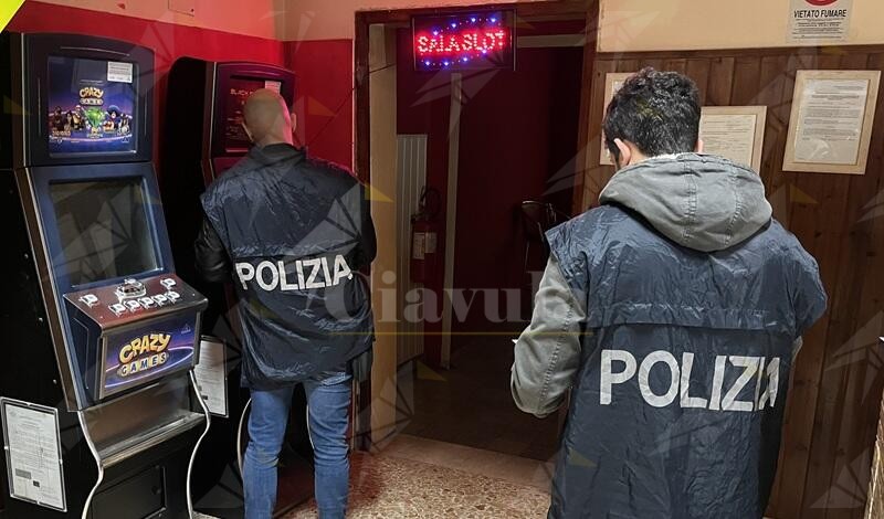 Slot-machine irregolari sequestrate in una sala giochi a Villa San Giovanni, denunciato il titolare