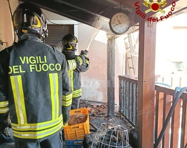 Veranda in fiamme a Mileto, provvidenziale l’intervento dei vigili del fuoco