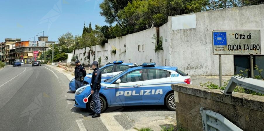 Minaccia un uomo con una pistola detenuta illegalmente. Un arresto a Gioia Tauro