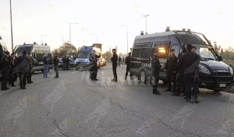 Non si fermano all’alt, ladro ferito in una sparatoria con i carabinieri sull’A2: è grave